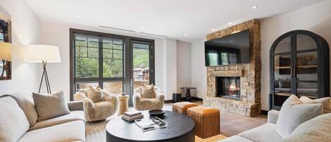 Televisión y chimenea