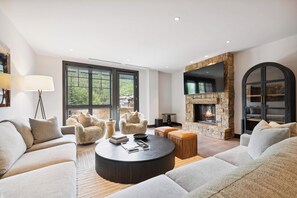 Televisión y chimenea