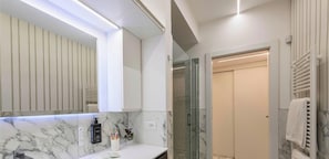 Cusani IV ( Via Cusani 10 ) | Bathroom | Free toiletries, hair dryer, slippers - Milan Royal Suites - Brera (Milan)