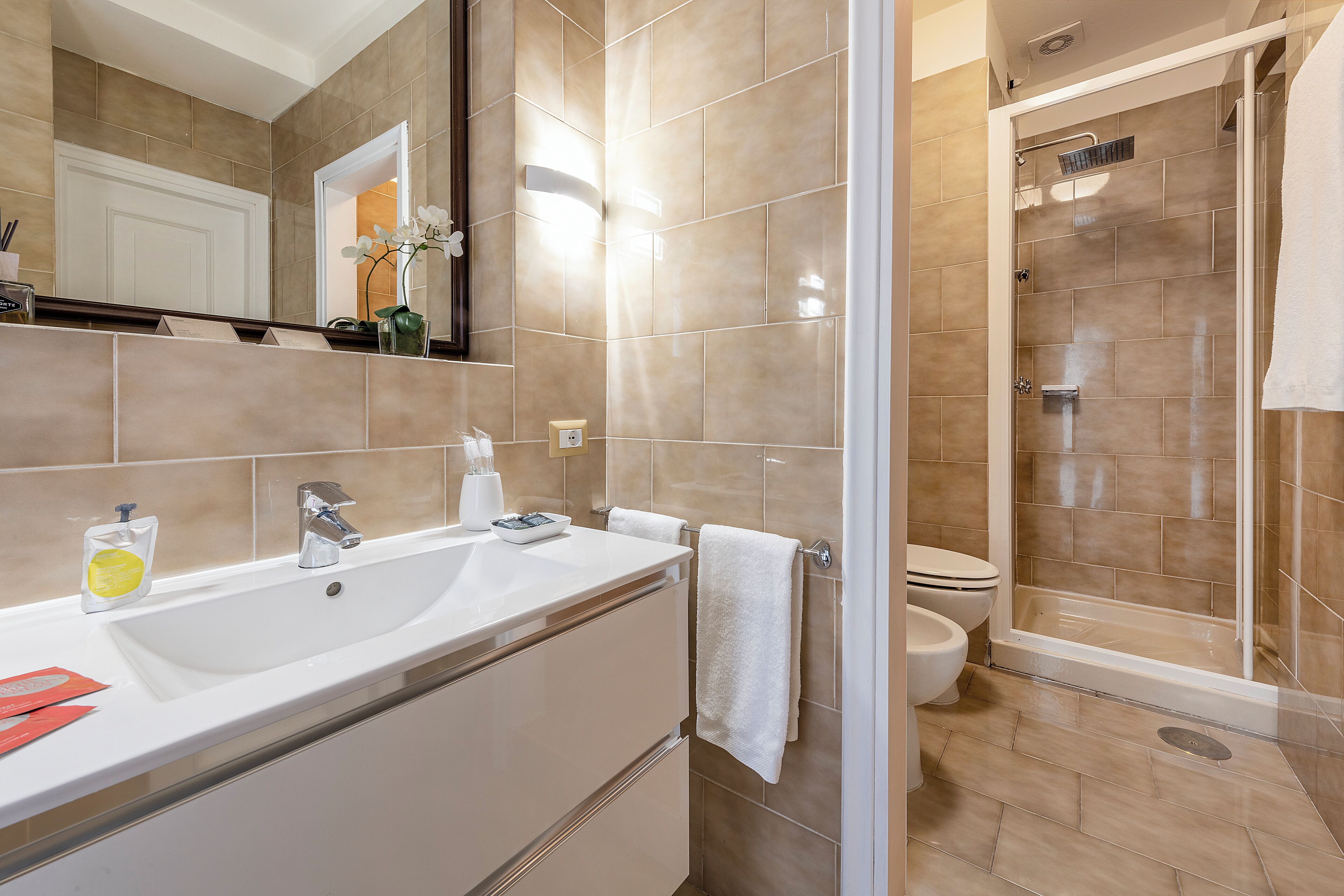 Galilei | Baño | Amenidades de baño gratuitas, secadora de cabello, pantuflas 