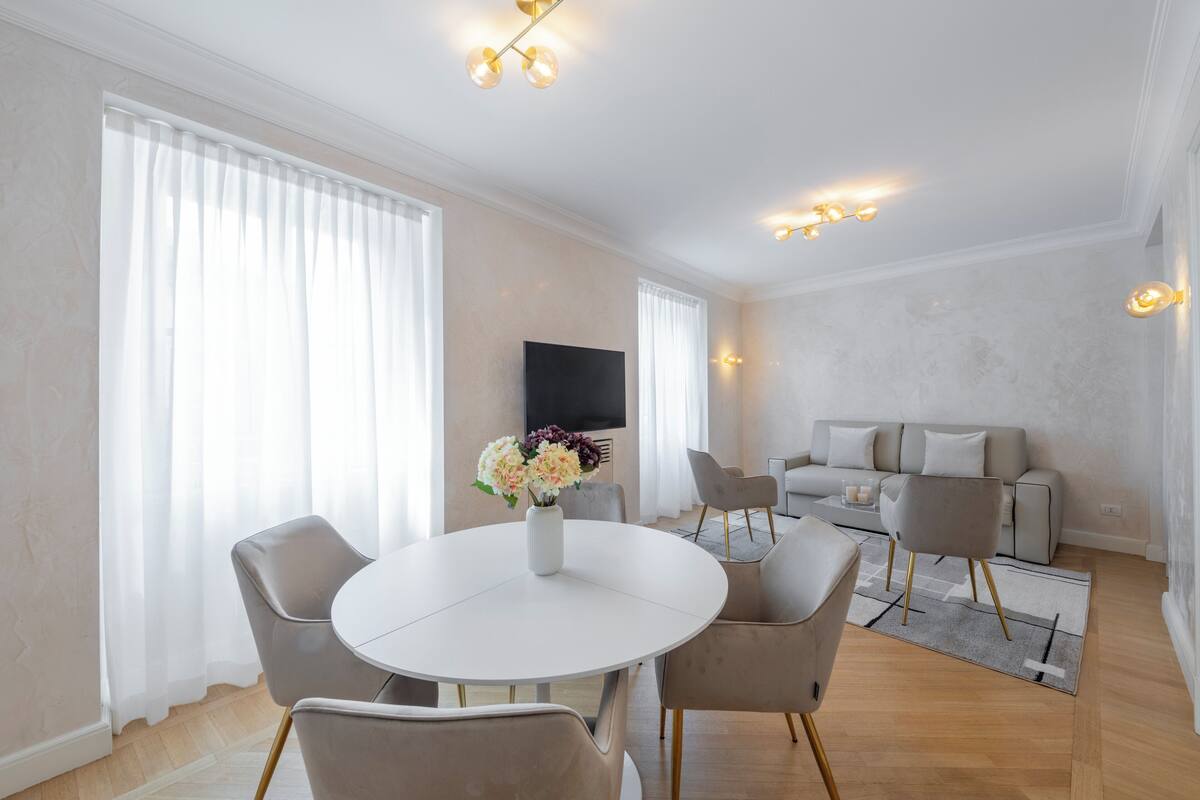 Suite Rossini 10 | Living area | TV