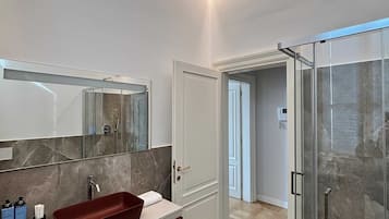 Suite Rossini 11 | Bathroom | Free toiletries, hair dryer, slippers