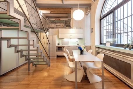 Refrigerador con freezer, microondas, horno, placa de cocina