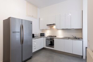 Suite Galilei 2 | Private kitchen | Full-sized fridge, microwave, oven, stovetop