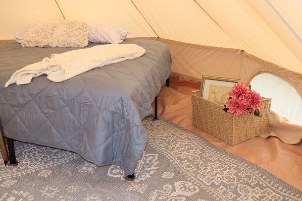 1 bedroom, bed sheets