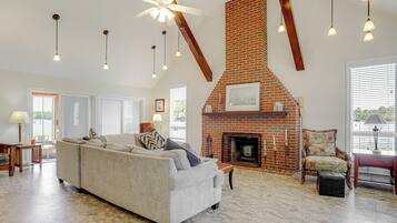 Tv, eldstad och böcker