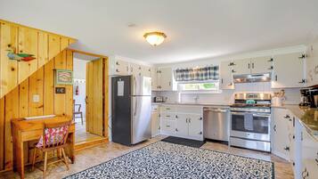 Kylskåp, mikrovågsugn, diskmaskin och kaffe- och tebryggare