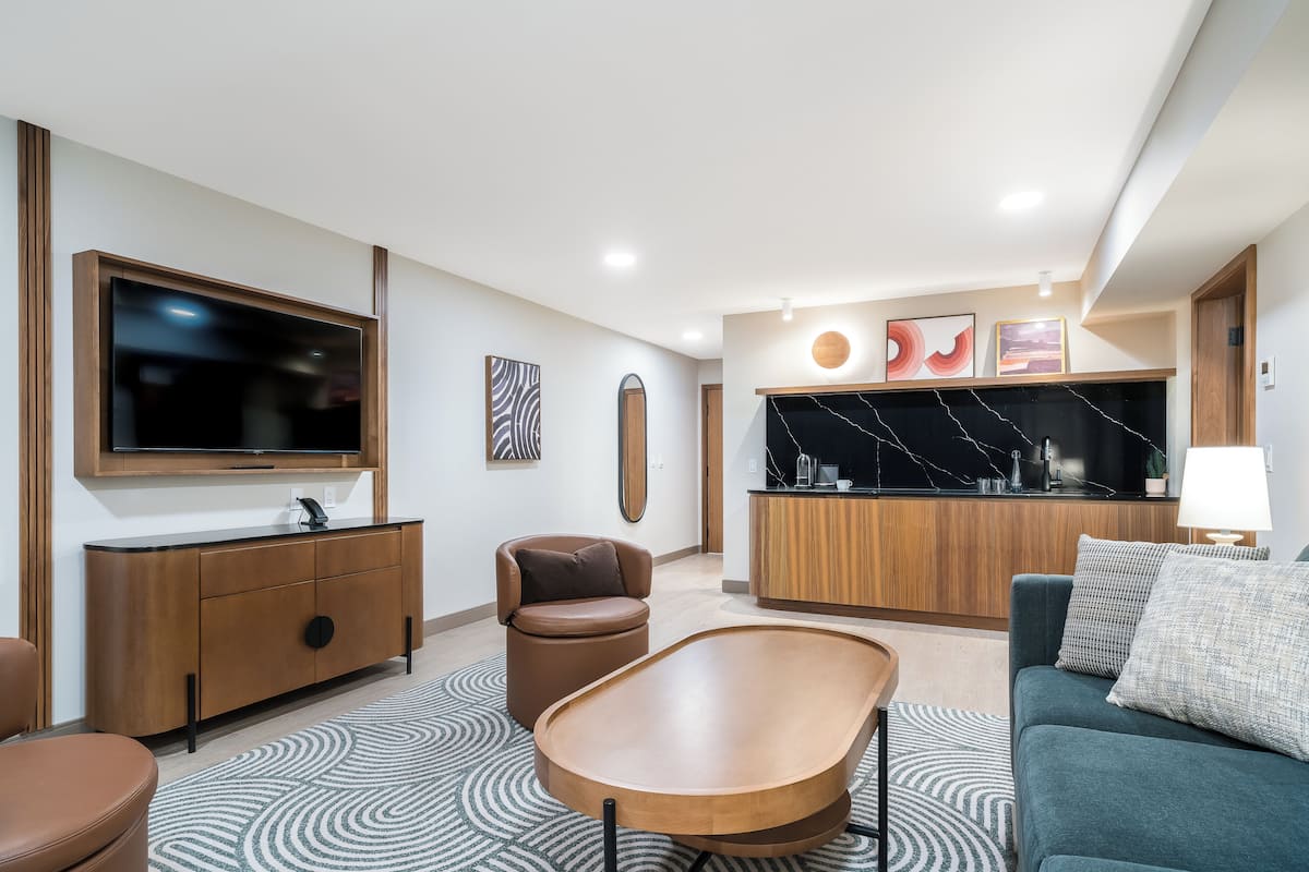 1 bedroom, premium bedding, minibar, in-room safe
