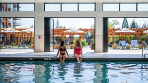 Ein Schwimmbecken mit zwei Frauen, die am Rand sitzen.