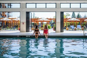 Inomhuspool, utomhuspool, parasoller och solstolar