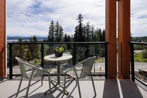 高级房, 1 张特大床, 阳台, 城市景观 | 露台