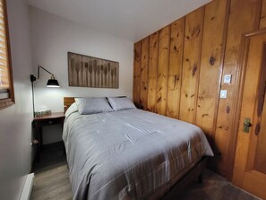 2 bedrooms, WiFi, bed sheets - Beautiful, new cottage with stunning views. Prime location in Port Loring  (Port Loring)