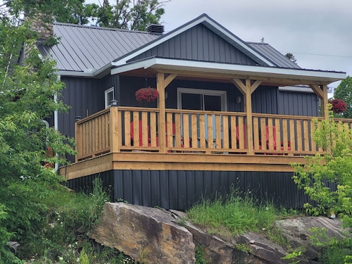 Beautiful, new cottage with stunning views. Prime location in Port Loring 