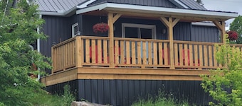 Beautiful, new cottage with stunning views. Prime location in Port Loring