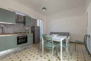 Fridge, oven, stovetop, cookware/dishes/utensils