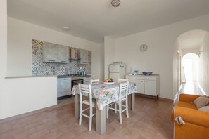 Kühlschrank, Mikrowelle, Herdplatte, Kochgeschirr/Geschirr/Besteck