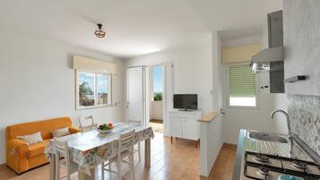 Kühlschrank, Mikrowelle, Herdplatte, Kochgeschirr/Geschirr/Besteck