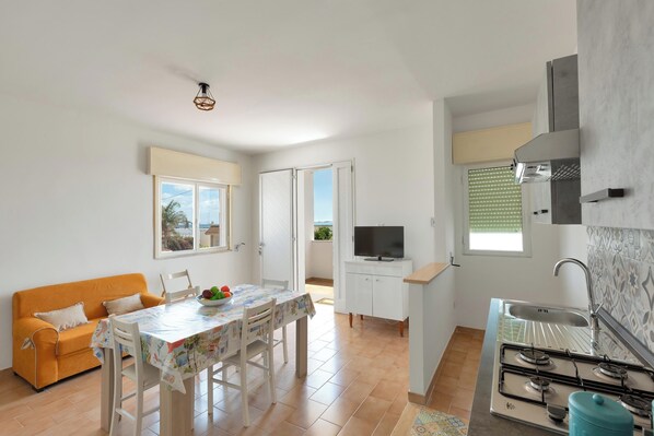 Kühlschrank, Mikrowelle, Herdplatte, Kochgeschirr/Geschirr/Besteck