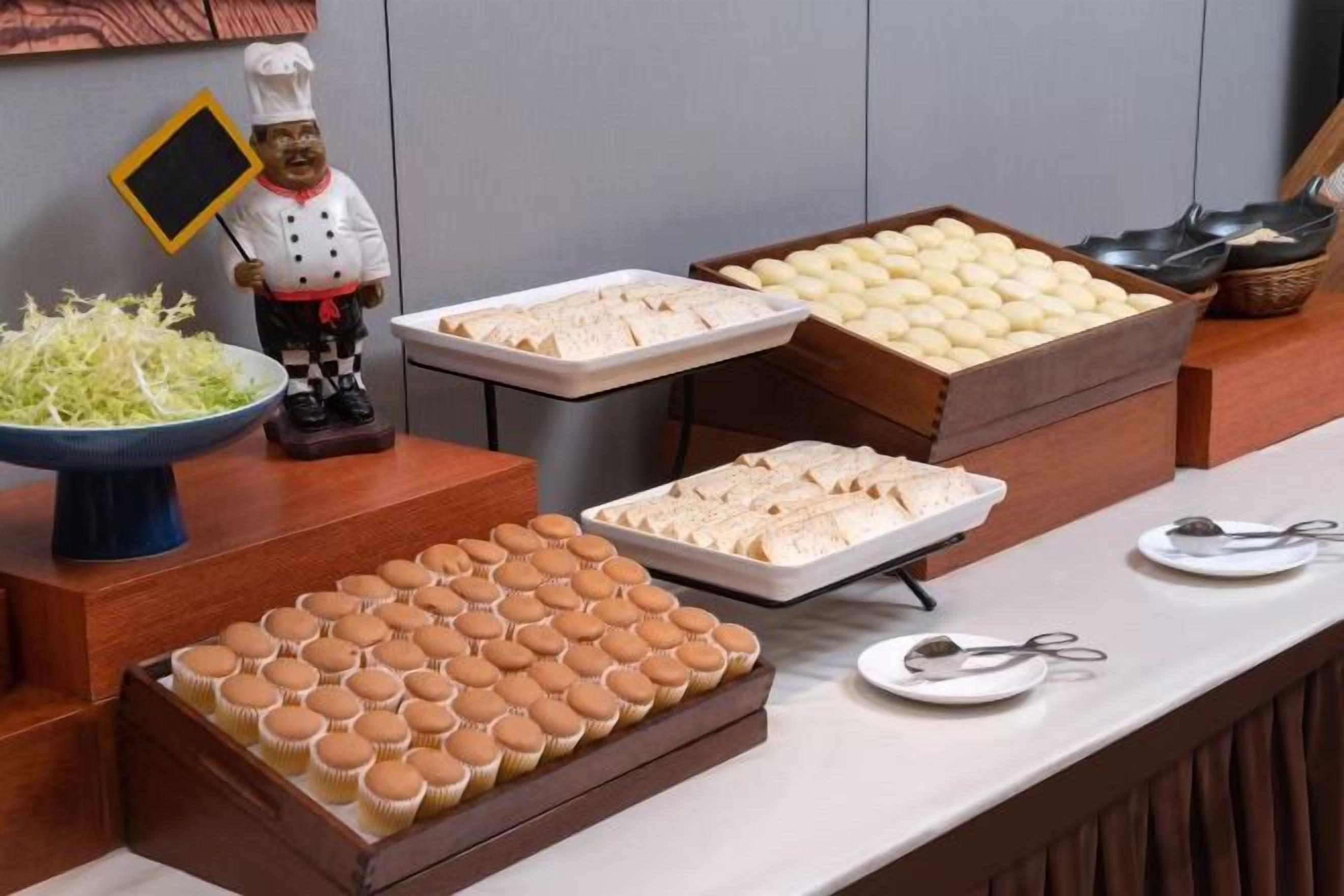 Montaje de bufé con diversas opciones de comida.