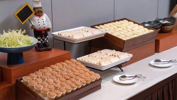 Montaje de bufé con diversas opciones de comida.