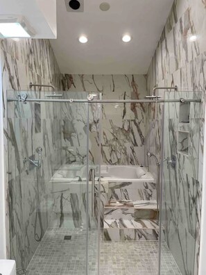 Douche, baignoire à remous, séchoir à cheveux, serviettes fournies