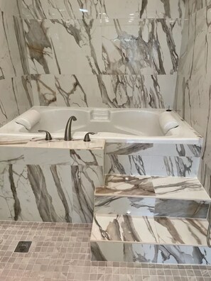 Douche, baignoire à remous, séchoir à cheveux, serviettes fournies