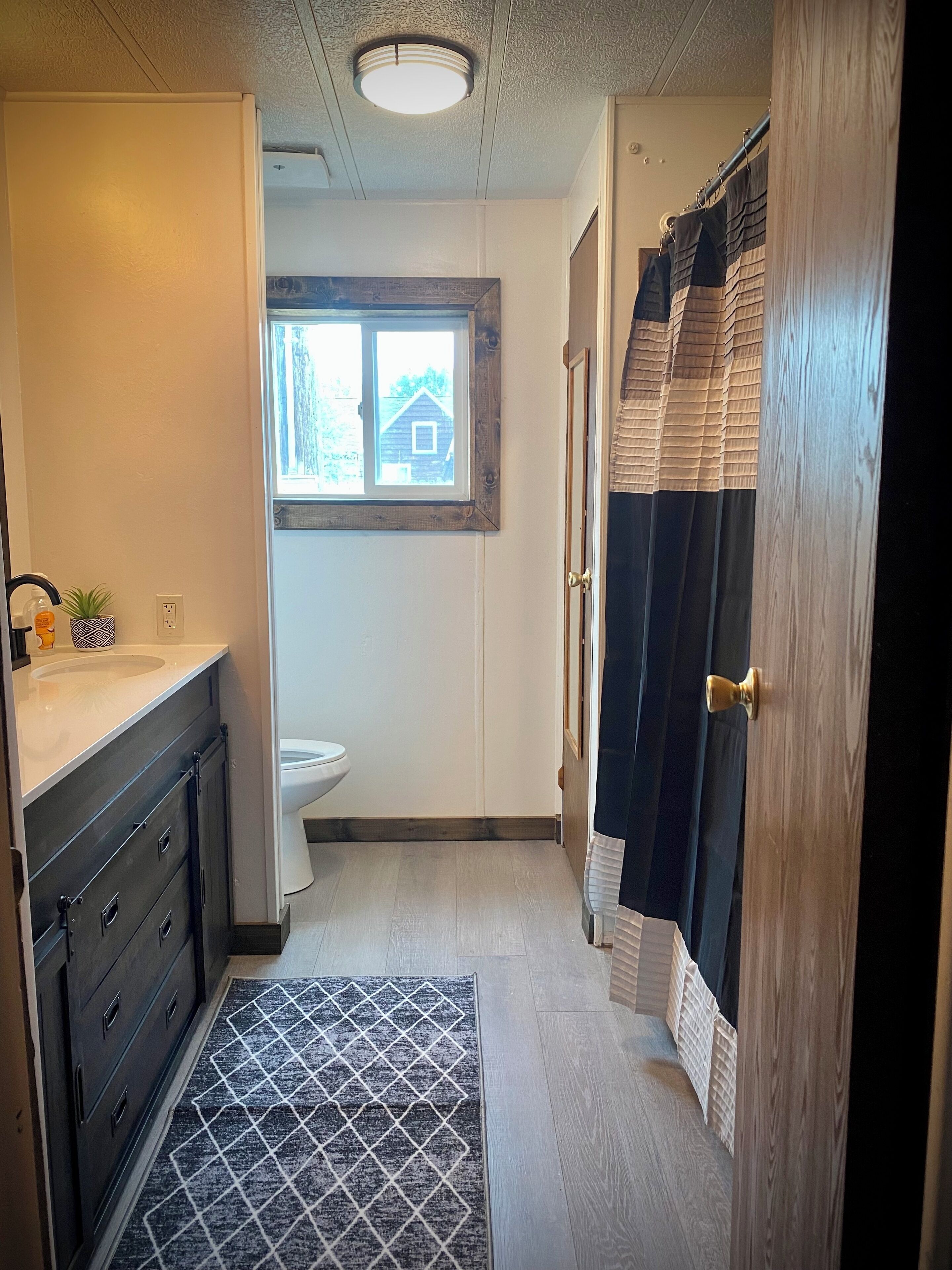 Sèche-cheveux, serviettes fournies, savon, papier toilette