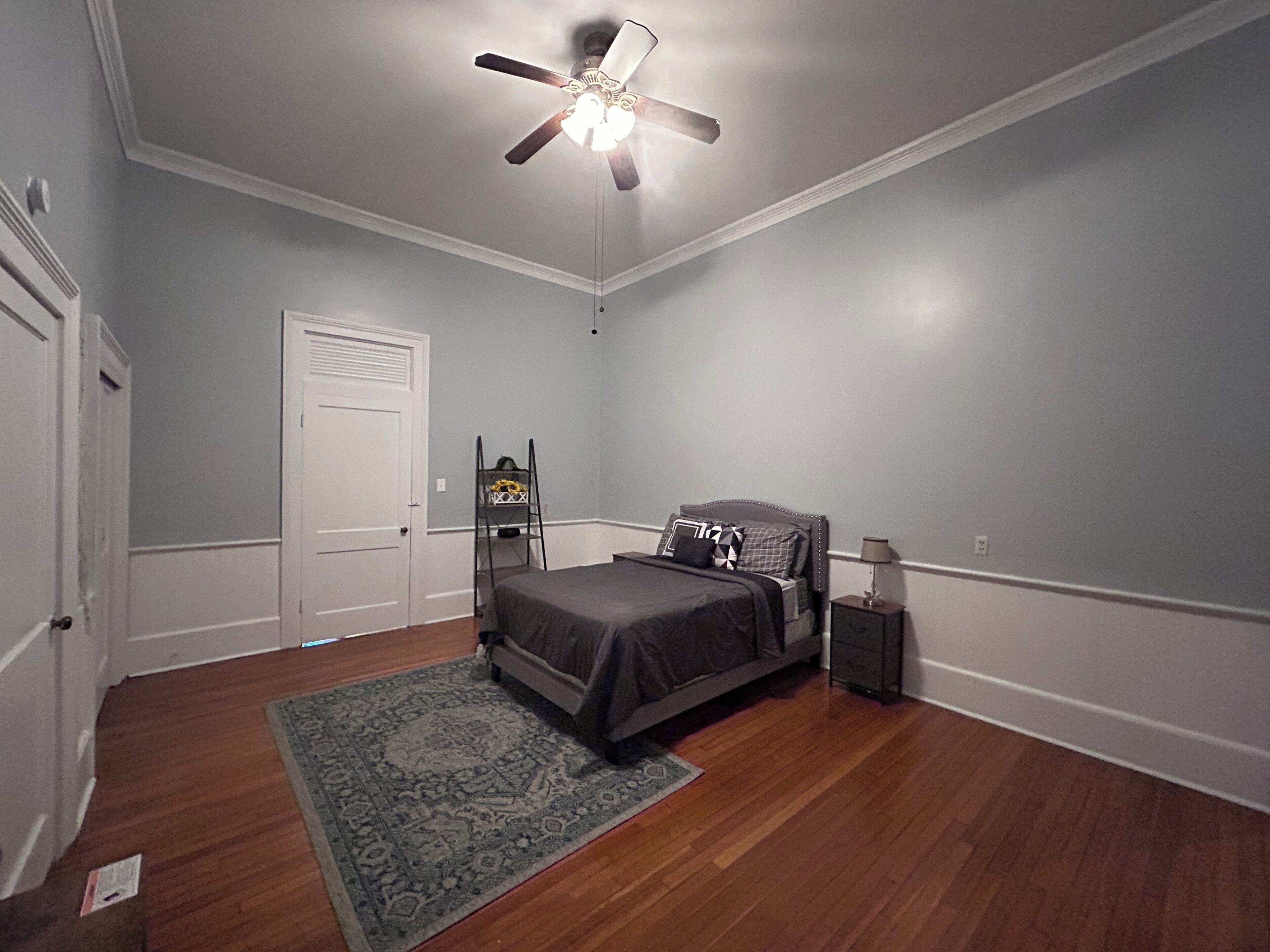 3 habitaciones, tabla de planchar con plancha, wifi y ropa de cama 