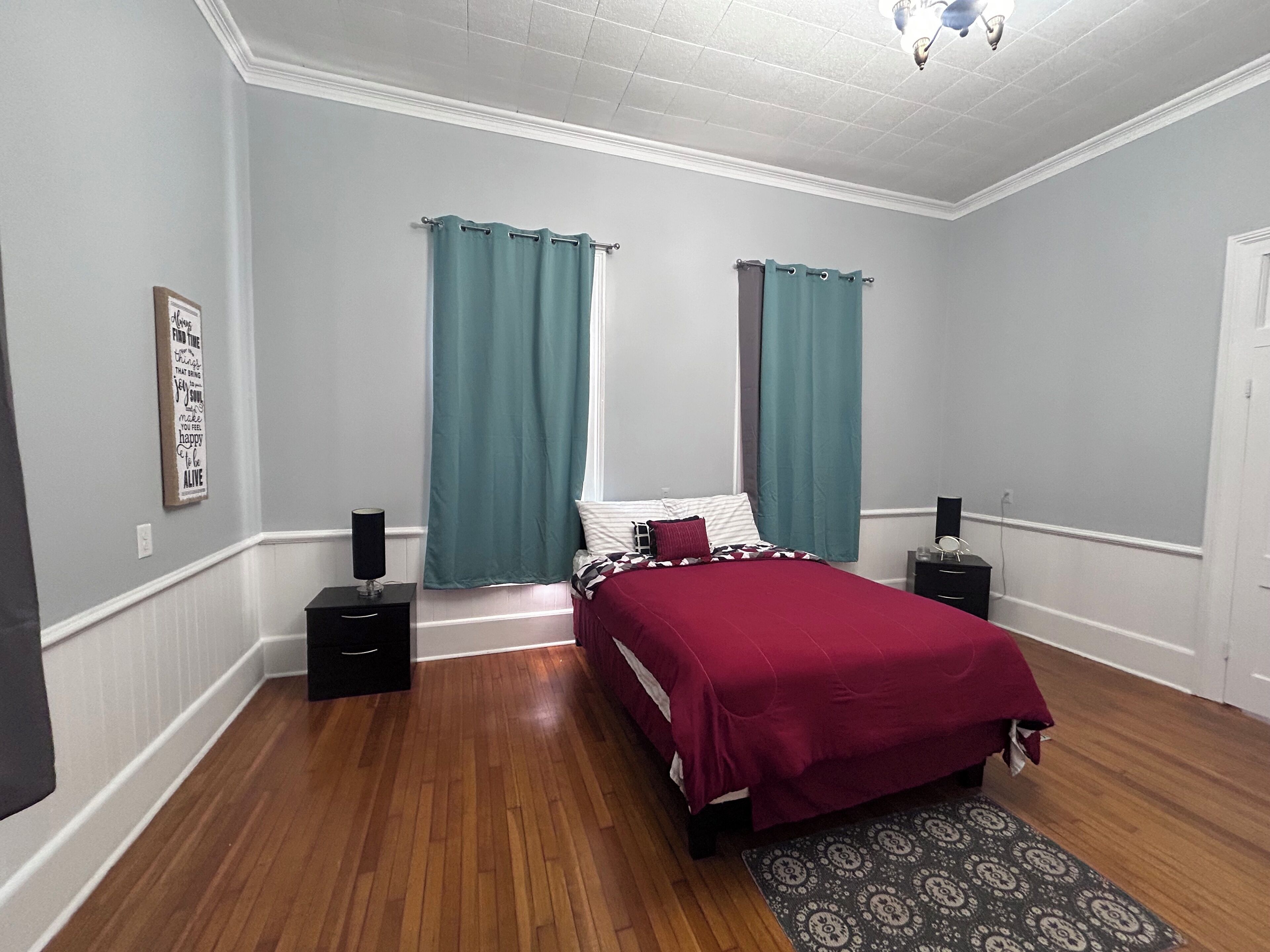 3 عدّة غرف نوم ومكواة/لوح كي وواي فاي وملاءات أسرّة