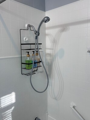 Haartrockner, Handtücher, Seife, Shampoo