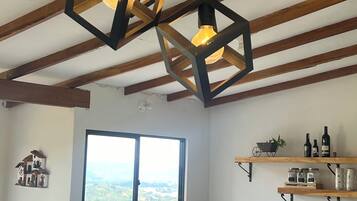 Vila Keluarga | Dapur pribadi | Lemari es besar, kompor, penanak nasi, dan peralatan masak/sendok-piring