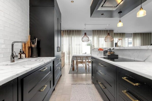 Private kitchen - Luxurious 4 bedroom with hot tub (Garðabær)