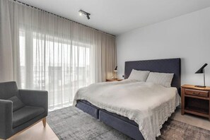 4 habitaciones, tabla de planchar con plancha, wifi y ropa de cama 