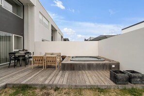 Outdoor dining - Luxurious 4 bedroom with hot tub (Garðabær)