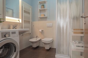 Douche, sĂšche-cheveux, bidet