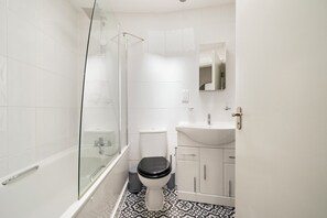 Haartrockner, Handtücher, Seife, Toilettenpapier
