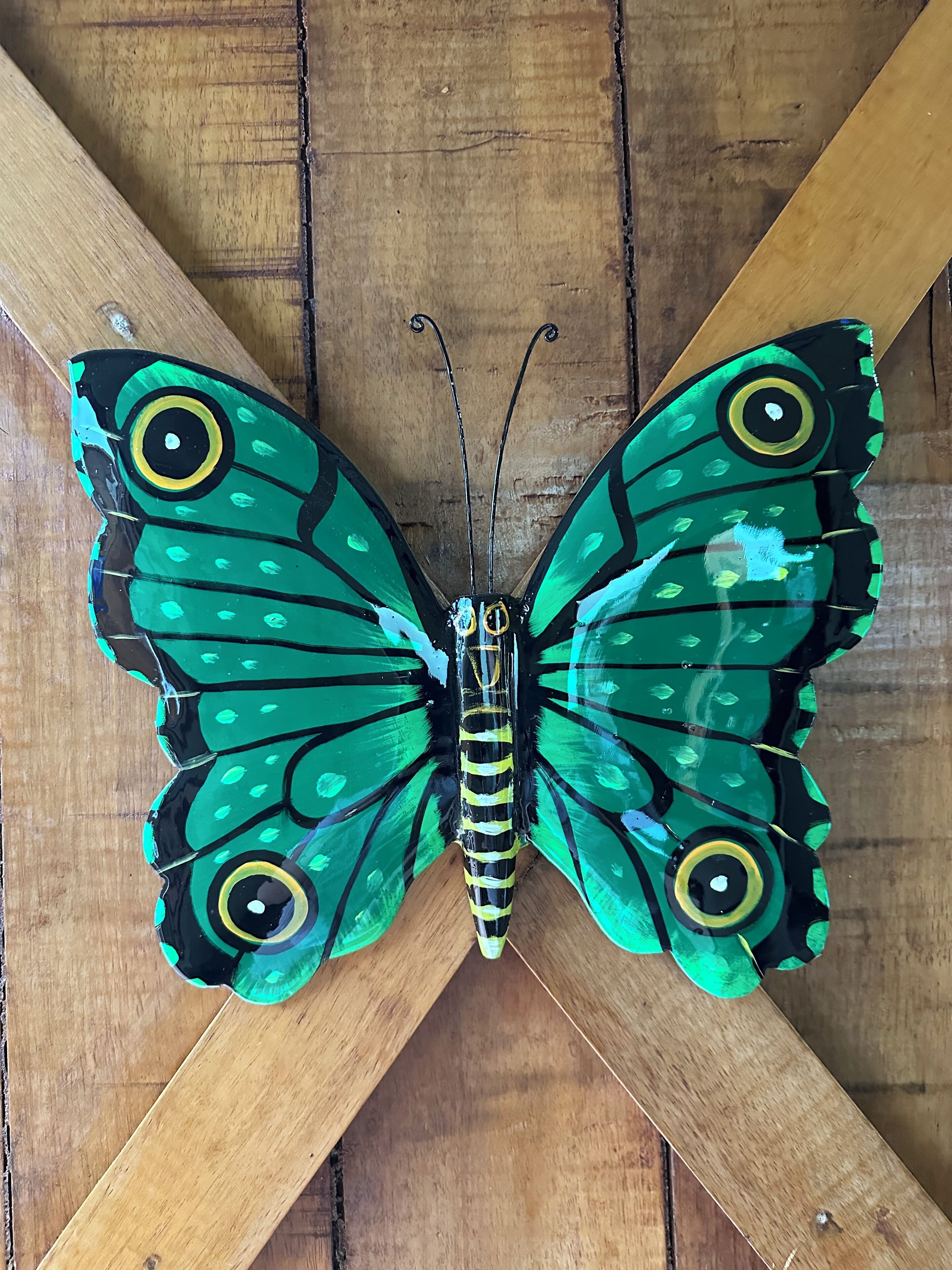 Una mariposa sobre una superficie de madera.
