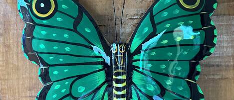 Una mariposa sobre una superficie de madera.