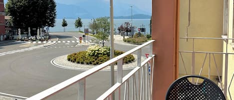 Kamer, 1 twee- of 2 eenpersoonsbedden, balkon, uitzicht op meer | Een bureau, gratis wifi