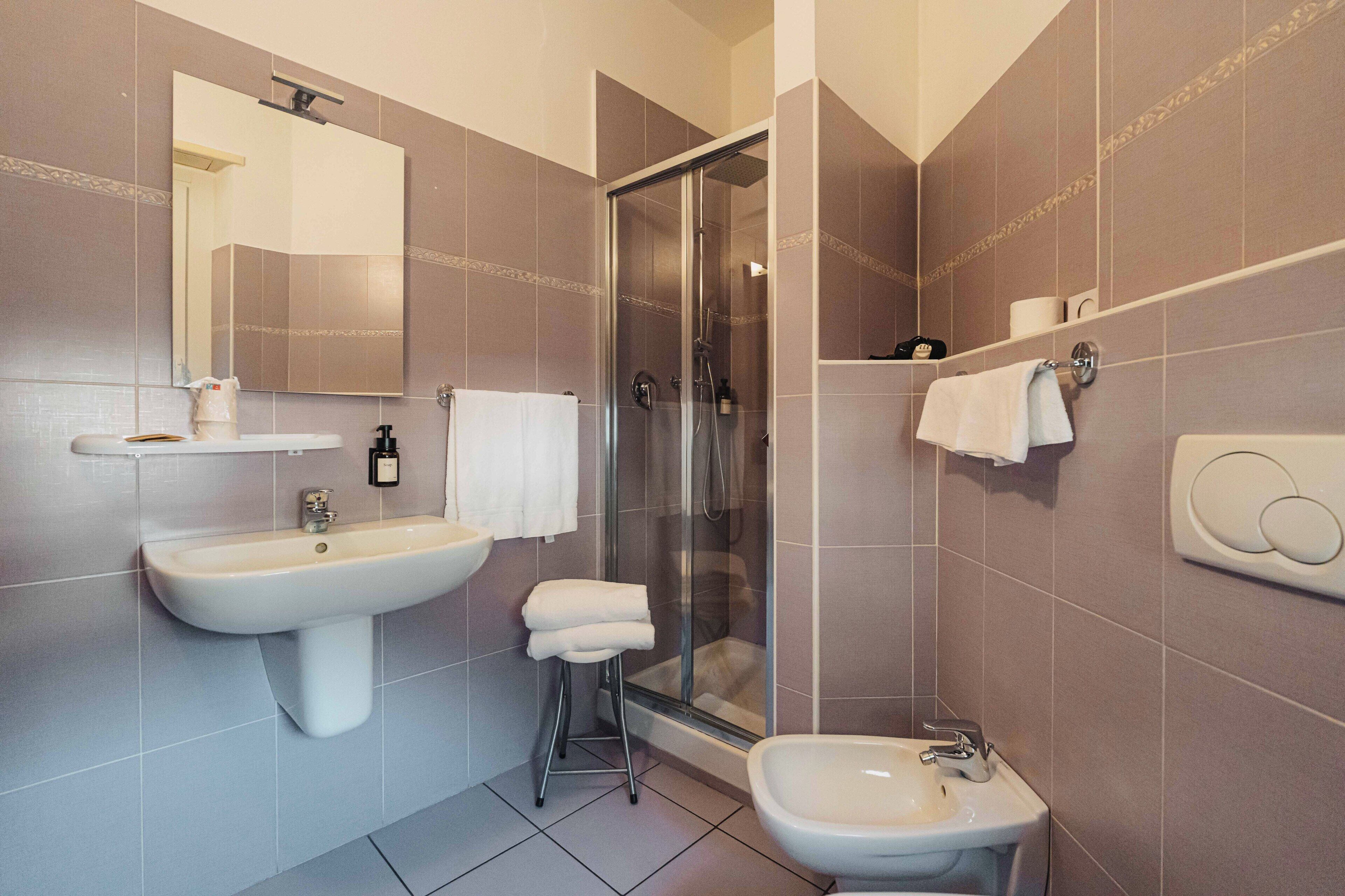 Doppel- oder Zweibettzimmer, Balkon, Seeblick | Badezimmer