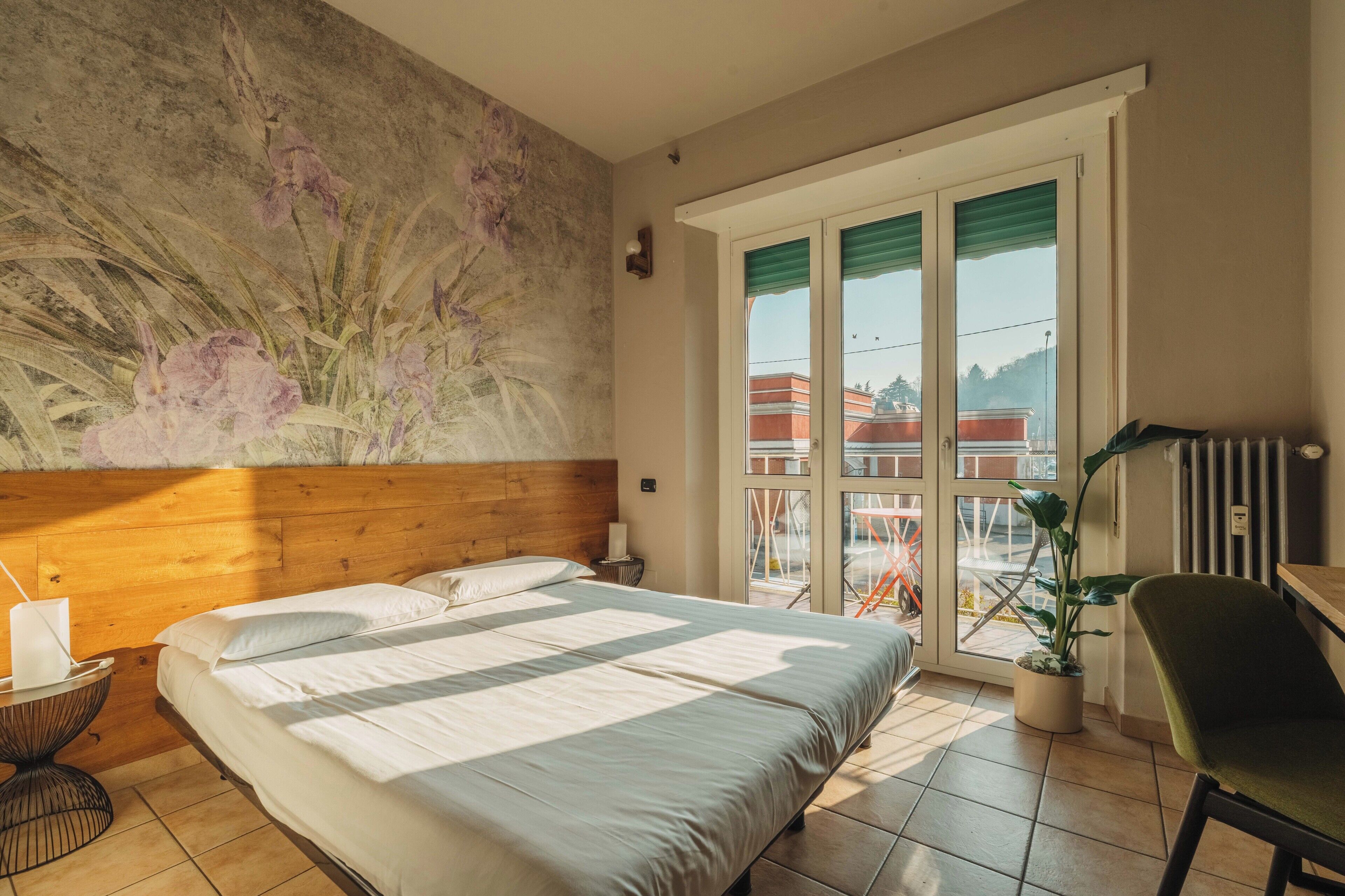 Kamer, 1 twee- of 2 eenpersoonsbedden, balkon, uitzicht op meer | Een bureau, gratis wifi