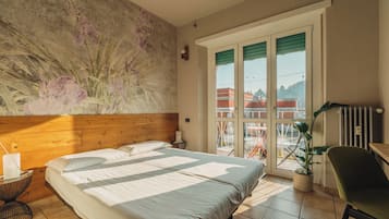 Kamer, 1 twee- of 2 eenpersoonsbedden, balkon, uitzicht op meer | Een bureau, gratis wifi