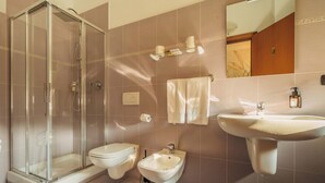A bathroom with a glass-enclosed shower, a toilet, a bidet, and a sink. - Locanda Da I Baldi (Laveno Mombello)