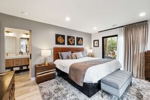 2 quartos, escrivaninha, ferros/tábuas de passar roupa, berço de viagem