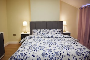 Escritorio, espacio para trabajar con laptop y cortinas blackout