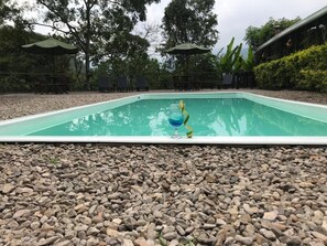 Outdoor pool, pool umbrellas, pool loungers - Oassis Conexion Sin Fronteras (San Francisco)