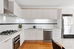 Fridge, oven, stovetop, dishwasher