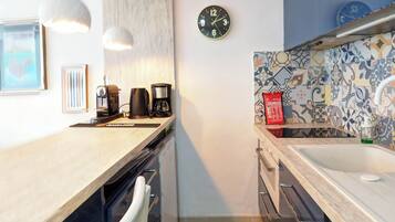 Een koelkast, een microgolfoven, een vaatwasser