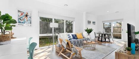 テレビ、DVD プレーヤー