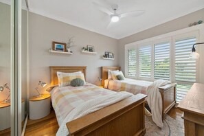 2 bedrooms, desk, WiFi, bed sheets